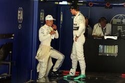 Valtteri Bottas, Williams com Nico Rosberg, Mercedes AMG F1 no parc ferme