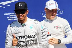 Lewis Hamilton, de Mercedes AMG F1 celebra su pole position en el parc ferme con el tercer clasifica