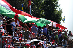 Fans avec un grand drapeau italien
