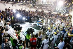 Ganador de la Carrera Brad Keselowski, equipo Penske Ford