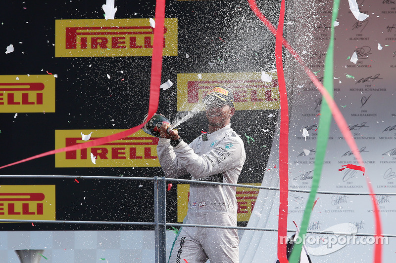 Pódio: vencedor da corrida Lewis Hamilton