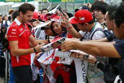 Jules Bianchi, Marussia F1 Team, firma autógrafos para los fans