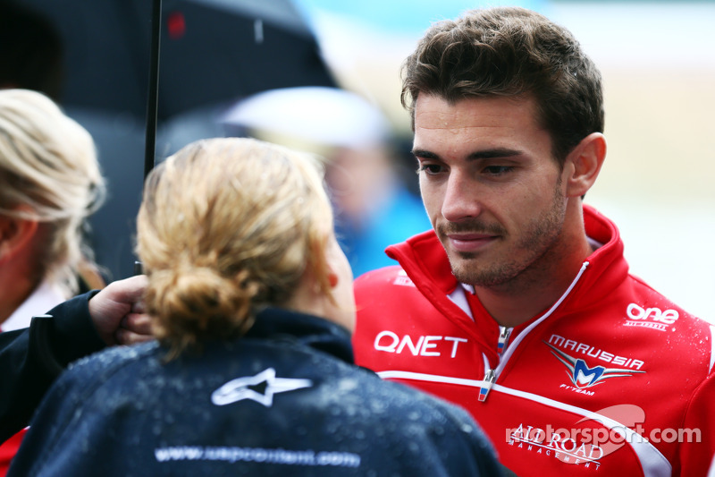 Jules Bianchi, Marussia F1 Team with Jennie Gow, reportera de la BBC