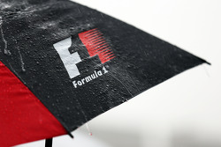 La pluie tombe sur un parapluie F1