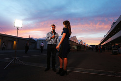 (Links naar rechts): Eddie Jordan, BBC Television-analist, met Suzi Perry, BBC F1-presentator
