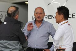 Jonathan Neale, Director de operaciones McLaren con Ron Dennis, Presidente Ejecutivo de McLaren y Ya