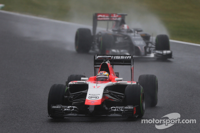 Жюль Б'янкі, Marussia F1 Team MR03, попереду Адріана Сутіля, Sauber C33