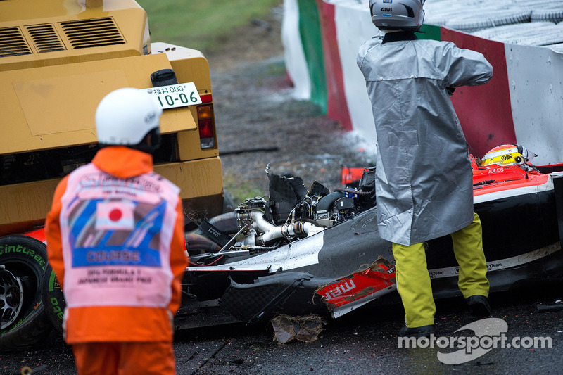 Güvenlik ekibi Jules Bianchi'nin kazasından sonra çalışıyor