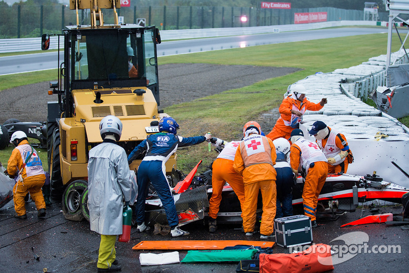 Equipe de sécurité au travail après l'accident de Jules Bianchi