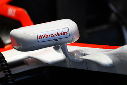El Marussia F1 Team MR03 de Max Chilton, Marussia F1 Team lleva el hashtag # JB17 como un mensaje de