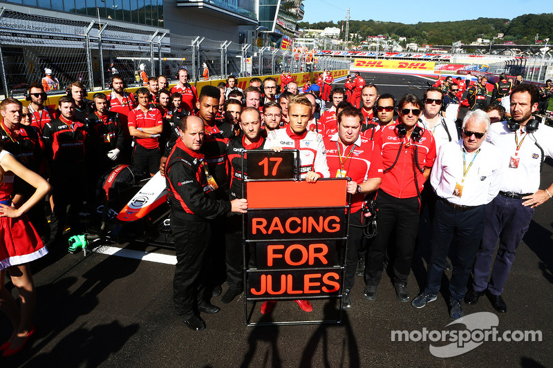 Max Chilton, Marussia F1 Team, e membros da equipe mostram seu apoio à Jules Bianchi no grid