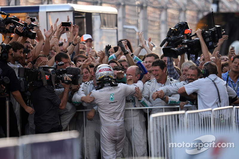 Vencedor da corrida Lewis Hamilton, Mercedes AMG F1 celebra com a equipe no parc ferme