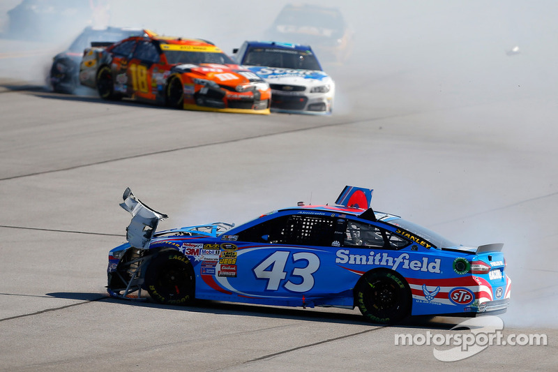Herbst 2014: Crash mit Aric Almirola und Kyle Busch