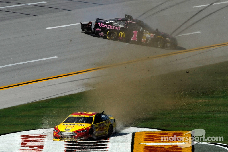 Joey Logano, Team Penske Ford e Jamie McMurray, Ganassi Racing Chevrolet crash