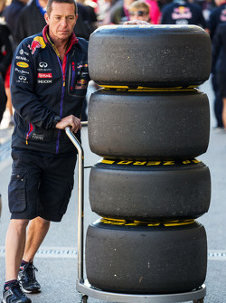 Mécanicien Red Bull Racing avec les pneus Pirelli