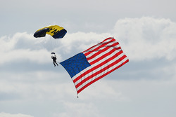 Fallschirmspringer miti Flagge der USA