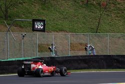 Kimi Raikkonen, Ferrari F14-T pasa frente a un anuncio de Virtual Safety auto