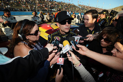 Jeff Gordon, Hendrick Motorsports, Chevrolet, wird in der Boxengasse von Motorsport.com Redakteurin