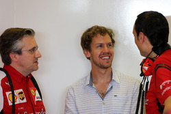 Pat Fry, Scuderia Ferrari, technisch directeur, en Sebastian Vettel