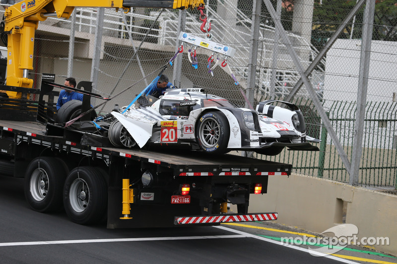 Porsche 919 Hybrid de Mark Webber es sacado de la pista después de un choque con  Matteo Cressoni