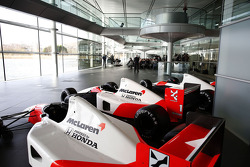 Yasuhisa Arai, baas van Honda Motorsport, Jenson Button, Kevin Magnussen, Fernando Alonso en Ron Den