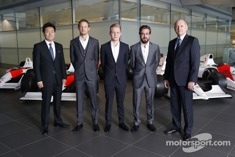 Yasuhisa Arai, director de Honda Motorsport, Jenson Button, Kevin Magnussen, Fernando Alonso y Ron Dennis, Chairman y CEO de McLaren