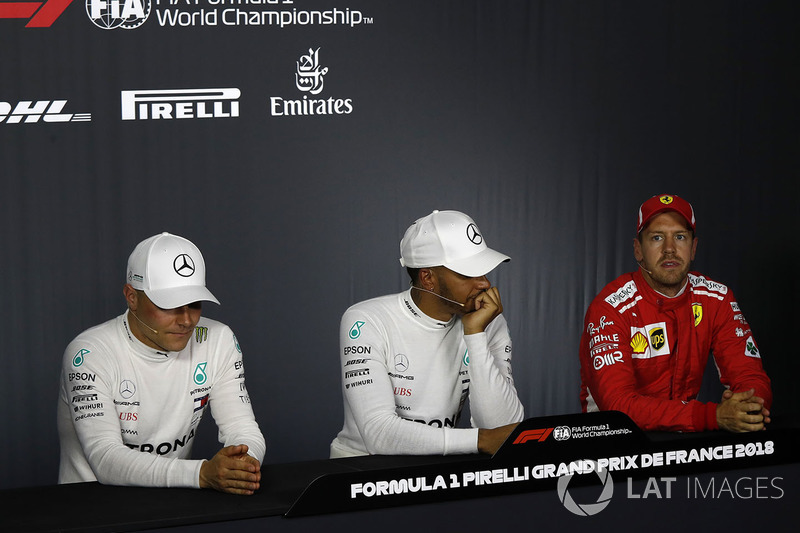 Valtteri Bottas, Mercedes-AMG F1, Lewis Hamilton, Mercedes-AMG F1 e Sebastian Vettel, Ferrari nella conferenza stampa