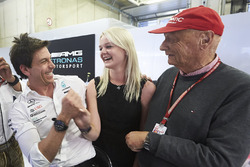 Toto Wolff, teambaas, Mercedes AMG, Emilia Bottas en Niki Lauda, voorzitter, Mercedes AMG