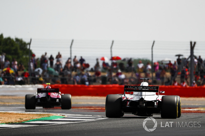 Charles Leclerc, Sauber C37, devant Romain Grosjean, Haas F1 Team VF-18