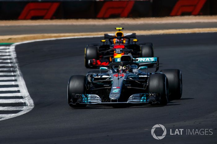 Lewis Hamilton, Mercedes AMG F1 W09, y Max Verstappen, Red Bull Racing RB14