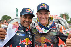 Le vainqueur de la catégorie auto Nasser Al-Attiyah et le vainqueur de la catégorie moto Marc Coma