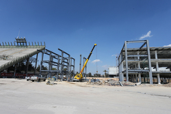 Le bâtiment des stands et le paddock