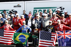 Podio: ganadores Scott Dixon, Kyle Larson, Jamie McMurray, Tony Kanaan, de Chip Ganassi Racing