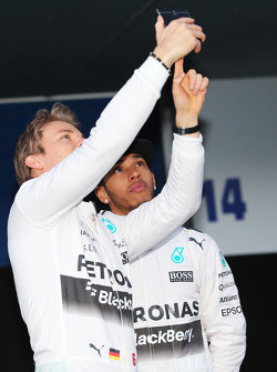 (L to R): Nico Rosberg, Mercedes AMG F1 con su compañero Lewis Hamilton, Mercedes AMG F1