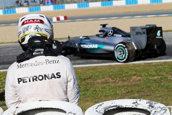 Льюїс Хемілтон, Mercedes AMG F1 W06 зупинився на треку