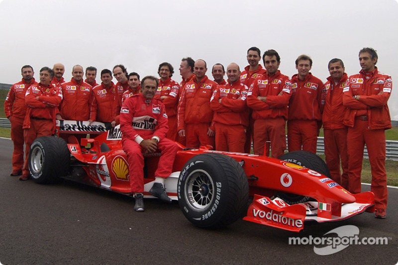 Carlos Reutemann pose avec les mécaniciens Ferrari