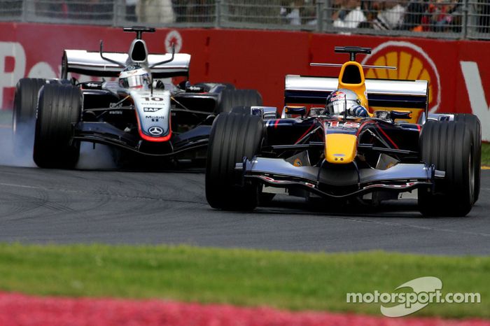 David Coulthard lucha con Juan Pablo Montoya