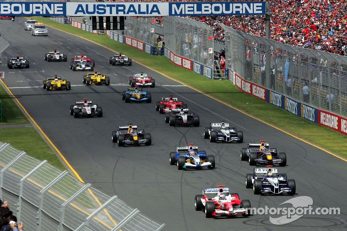 Inicio: Jarno Trulli batalla con Mark Webber