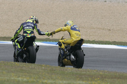 Vencedor Alex Barros celebra com Valentino Rossi