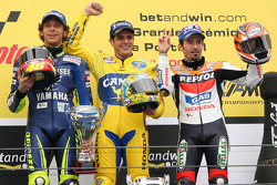 Pódio: vencedor Alex Barros com Valentino Rossi e Max Biaggi