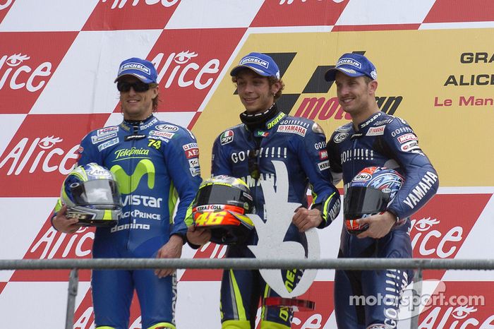 Podio: 1º Valentino Rossi, 2º Sete Gibernau, 3º Colin Edwards