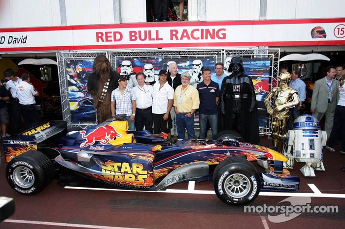 Christian Klien, Vitantonio Liuzzi y David Coulthard con George Lucas y Darth Vader