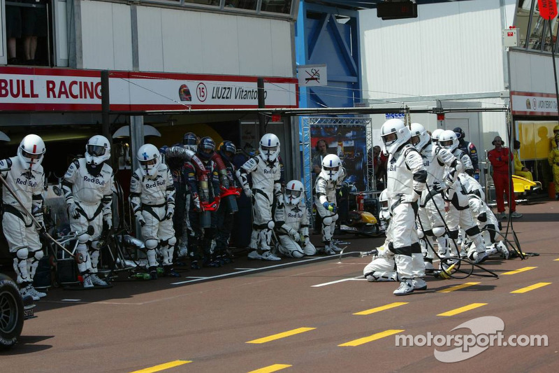 Red Bull Racing, Stormtrooper warten auf David Coulthard