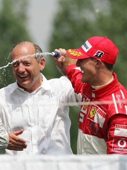 Podio: Ron Dennis y Michael Schumacher