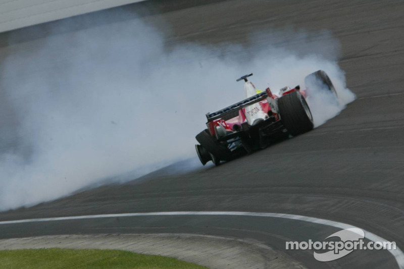 Ralf Schumacher gira y se estrella en la pared