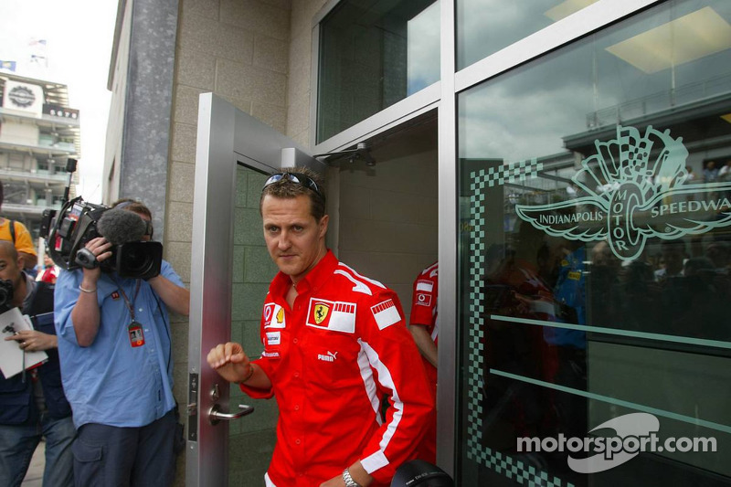 Michael Schumacher sale de la reunión de Michelin