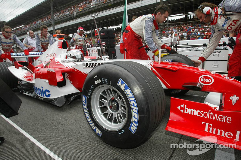 Jarno Trulli en la parrilla de salida