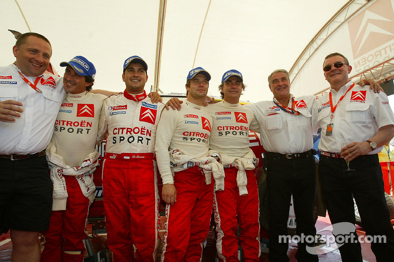 Sébastien Loeb et Daniel Elena fêtent leur victoire avec Carlos Sainz, Marc Marti et Citroën Sport