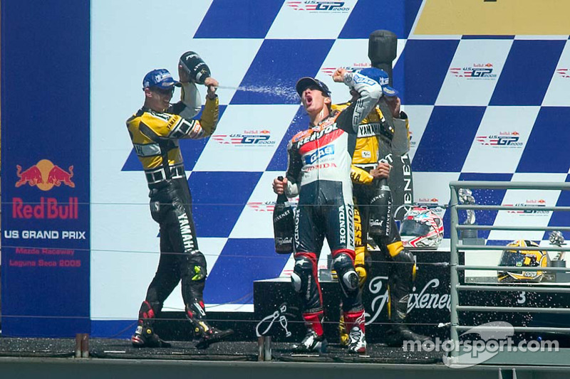 Podium : Nicky Hayden fête sa victoire avec Colin Edwards et Valentino Rossi