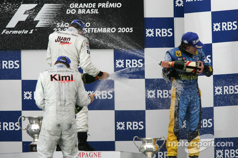 Podio: champagne para Juan Pablo Montoya, Kimi Raikkonen y Fernando Alonso